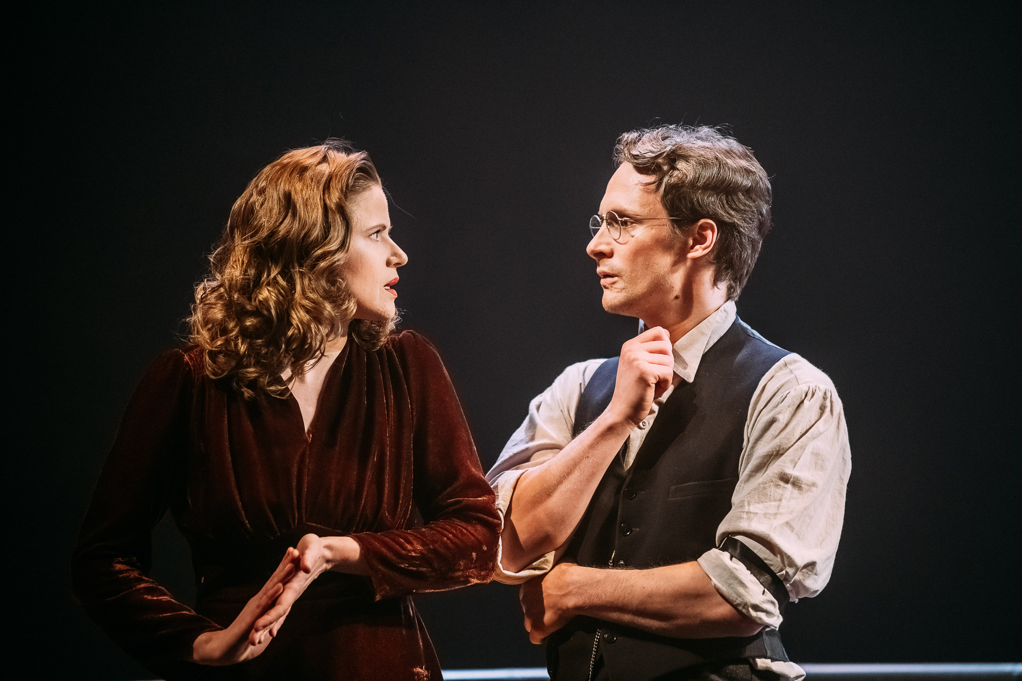 Skats no izrādes "Ģērbējs" (rež. Dmitrijs Petrenko, 2019) // Foto – Edgars Pohevičs